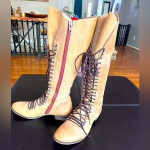 Size 11 lace up boots size 11. These run small. I wear a 10 and these fit me